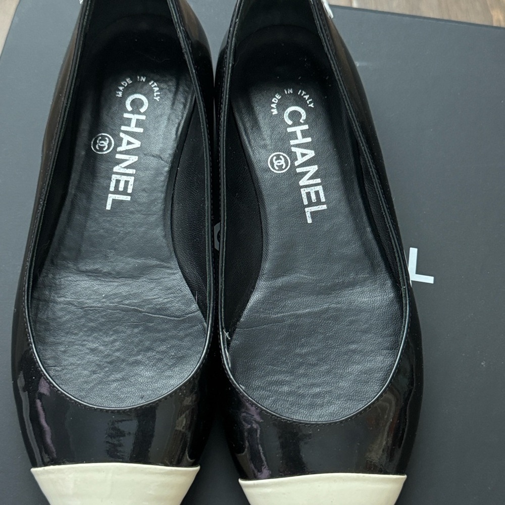 CHANEL Black and White Flats Timeless Elegance